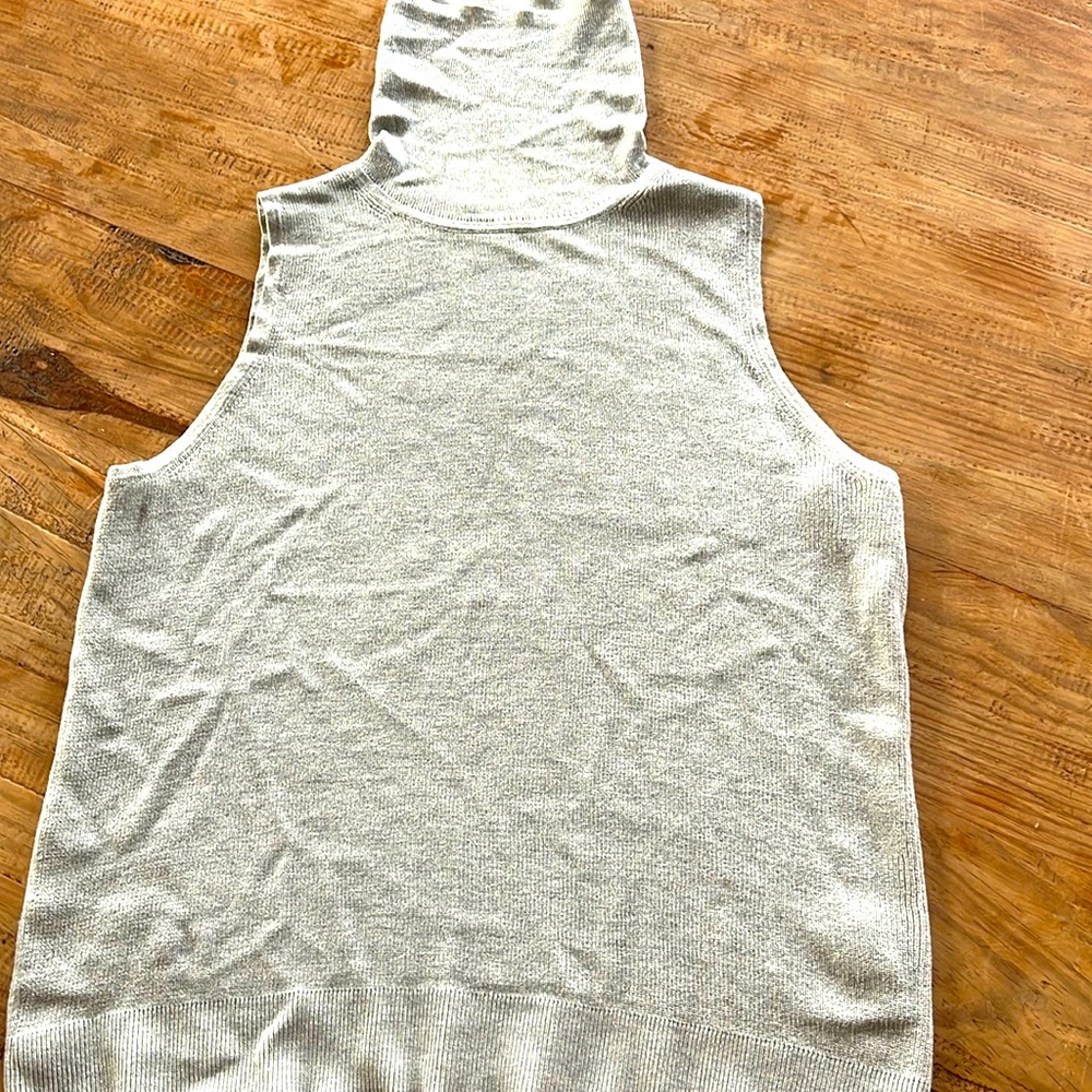 Sleeveless tuetleneck